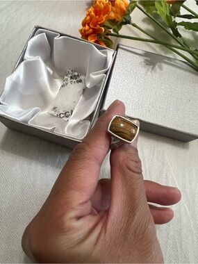 NWOT Script Stone Solitaire Silver Brown  Ring in stainless steel, size 7